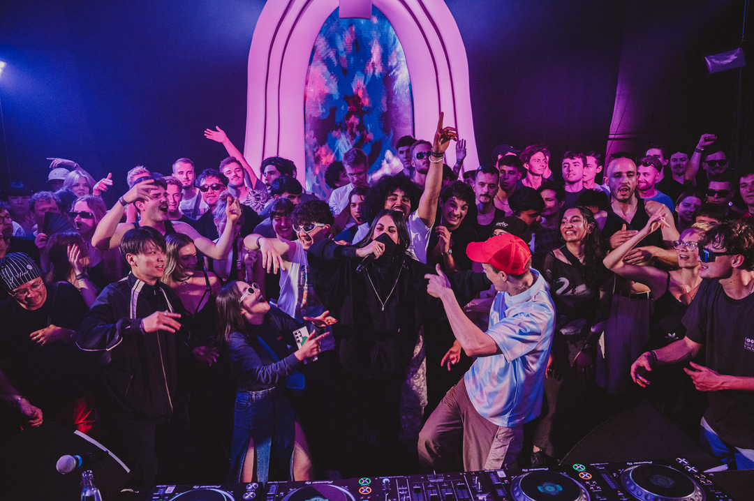 Photo of set Coucou Chloe.