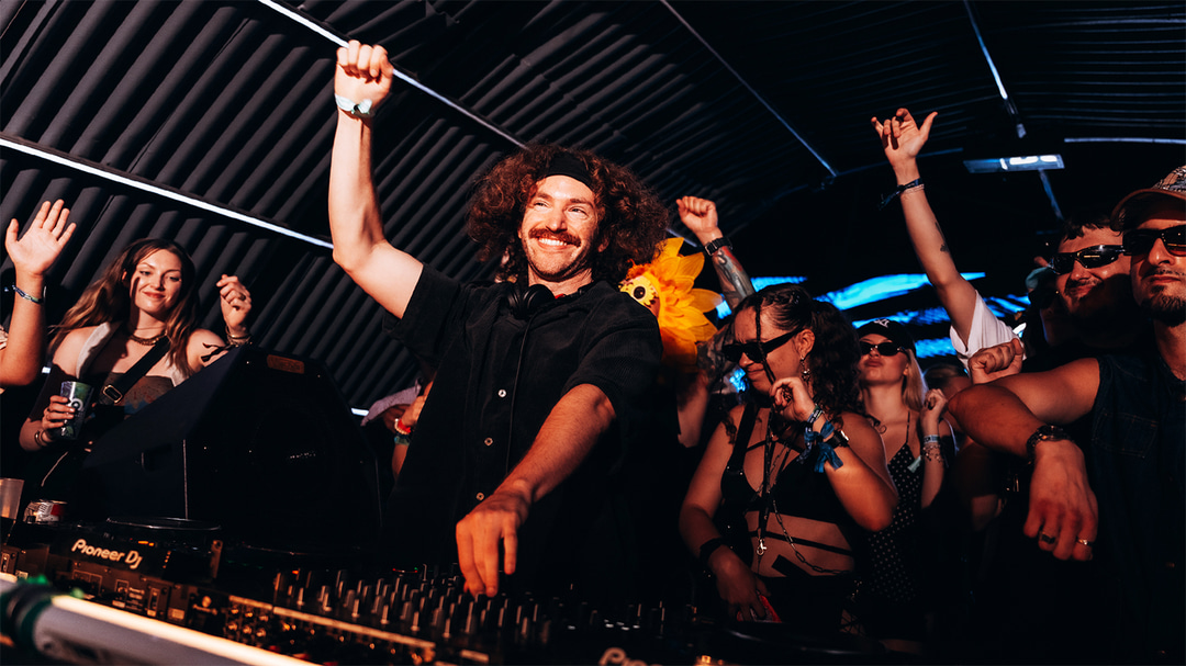 Photo of set Justin Jay.