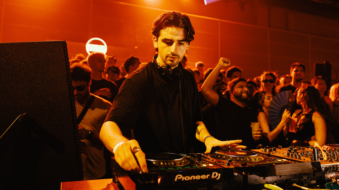 Photo of set Rene Wise.