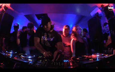 Photo of set DJ Q.