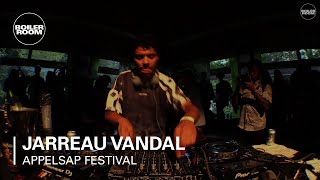 Photo of set Jarreau Vandal.