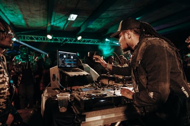 Photo of set DJ Kalonje.