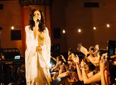 Photo of set Jhené Aiko.