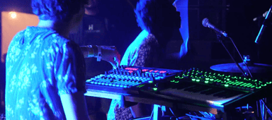 Photo of set Mitú.