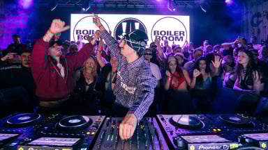 Photo of set Adri��n Mills.