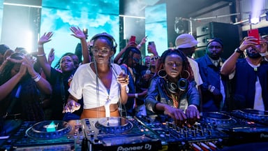 Photo of set Coco Em b2b Kampire.