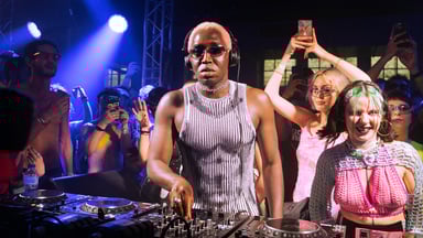 Photo of set DJ KWAMĒ.