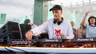 Photo of set Ewan McVicar.