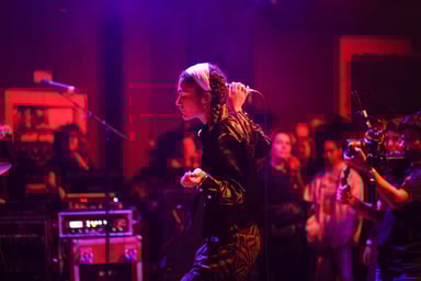 Photo of set Olivia Dean.