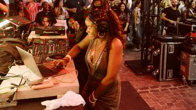 Photo of set Shacia Payne.